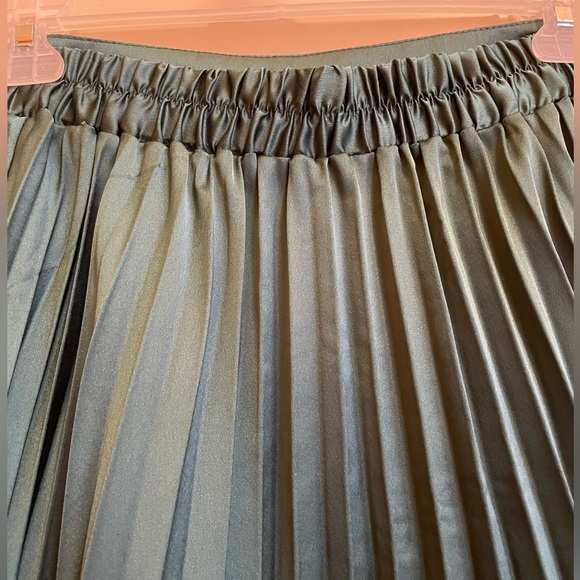 Pleated skirt - Picture 4 of 4
